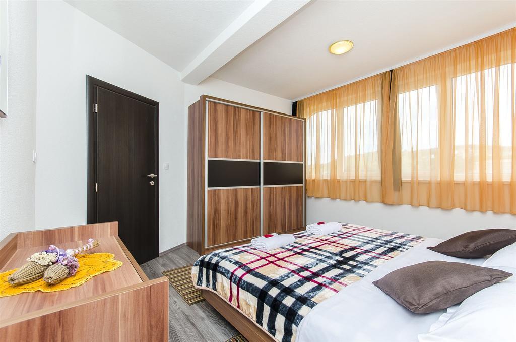 Apartments Branka Trogir Luaran gambar